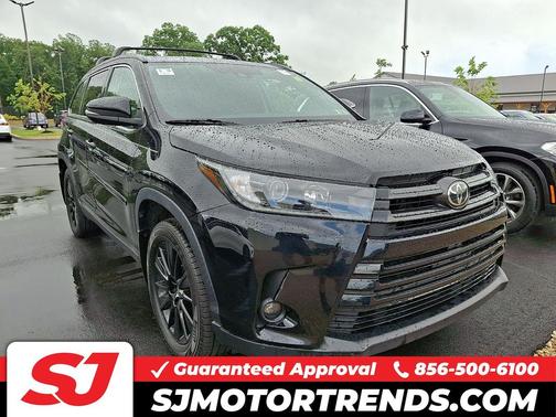 Midnight Black Metallic 2019 Toyota Highlander SE