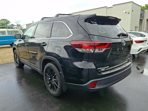 Midnight Black Metallic 2019 Toyota Highlander SE