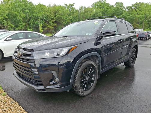 Midnight Black Metallic 2019 Toyota Highlander SE