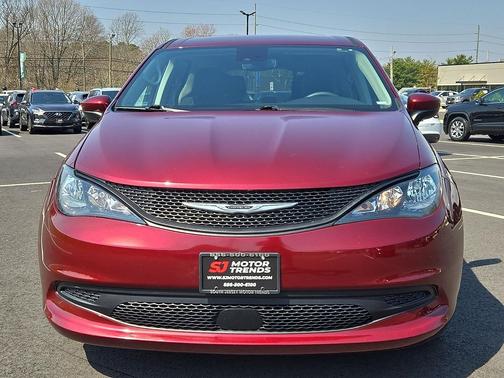 Velvet Red Pearlcoat 2023 Chrysler Voyager LX