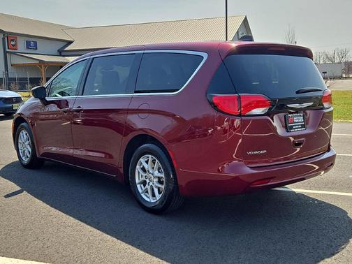 Velvet Red Pearlcoat 2023 Chrysler Voyager LX
