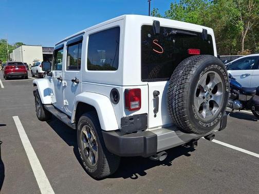 Bright White Clearcoat 2017 Jeep Wrangler Unlimited Sahara