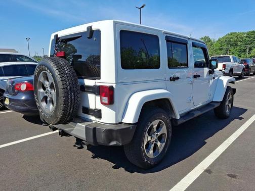 Bright White Clearcoat 2017 Jeep Wrangler Unlimited Sahara