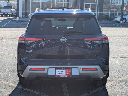 2022 Nissan Pathfinder SL