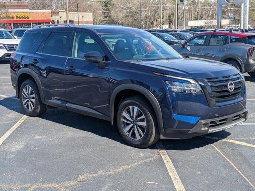 2022 Nissan Pathfinder SL