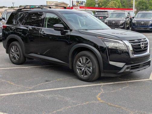 2025 Nissan Pathfinder SV