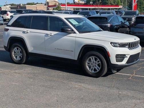 Bright White Clearcoat 2023 Jeep Grand Cherokee Laredo