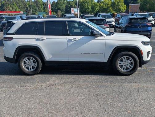 Bright White Clearcoat 2023 Jeep Grand Cherokee Laredo