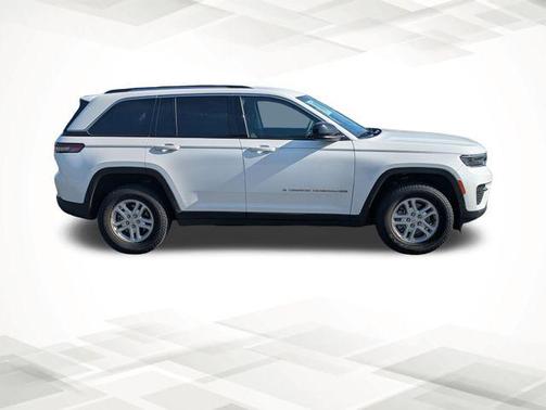 Bright White Clearcoat 2023 Jeep Grand Cherokee Laredo