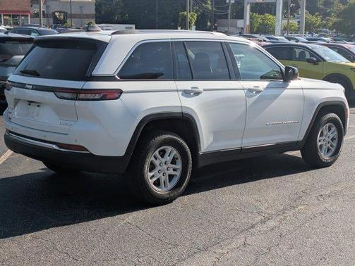 Bright White Clearcoat 2023 Jeep Grand Cherokee Laredo