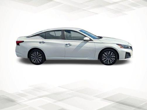 White 2023 Nissan Altima 2.5 SV