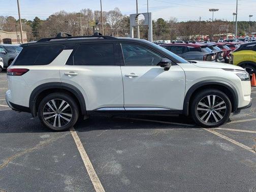 2023 Nissan Pathfinder Platinum