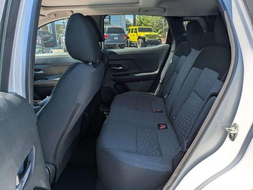 2t Wht Blk Roof 2026 Nissan Kicks SV