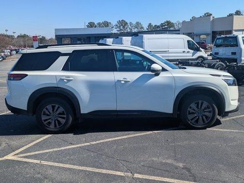 2025 Nissan Pathfinder SV