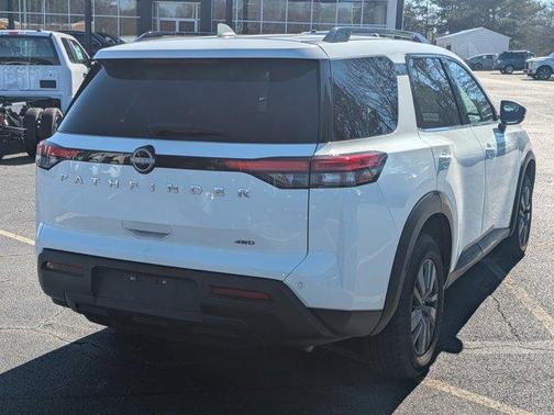 2025 Nissan Pathfinder SV