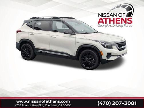 Clear White 2022 Kia Seltos Nightfall