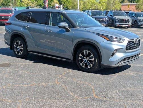 Moon Dust 2022 Toyota Highlander XLE