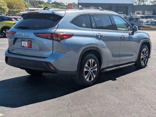 Moon Dust 2022 Toyota Highlander XLE