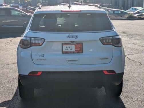 Bright White Clearcoat 2024 Jeep Compass Latitude