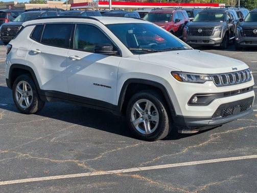 Bright White Clearcoat 2024 Jeep Compass Latitude