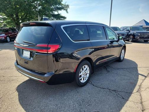 Brilliant Black Crystal Pearlcoat 2023 Chrysler Pacifica Touring-L