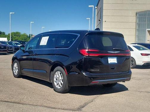 Brilliant Black Crystal Pearlcoat 2023 Chrysler Pacifica Touring-L