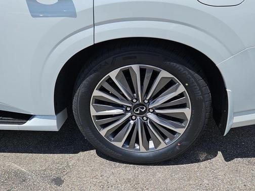 Radiant White 2026 INFINITI QX80 Luxe
