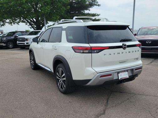 White 2024 Nissan Pathfinder Platinum