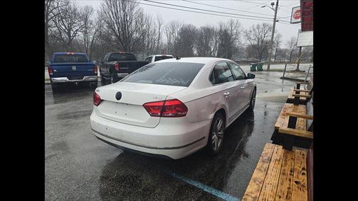 2015 Volkswagen Passat 1.8T Auto SE w/Sunroof & Nav