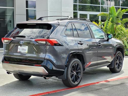 2022 Toyota RAV4 Hybrid SE