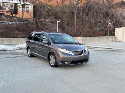 2017 Toyota Sienna LE