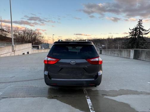 2017 Toyota Sienna LE