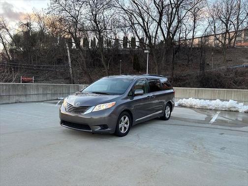2017 Toyota Sienna LE