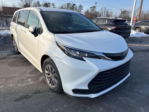 2024 Toyota Sienna LE