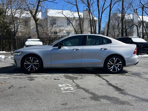 2024 Volvo S60 B5 Core Dark Theme