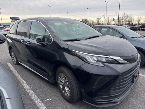 2024 Toyota Sienna LE