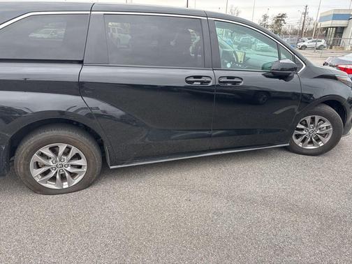 2024 Toyota Sienna LE