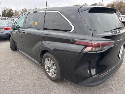 2024 Toyota Sienna LE