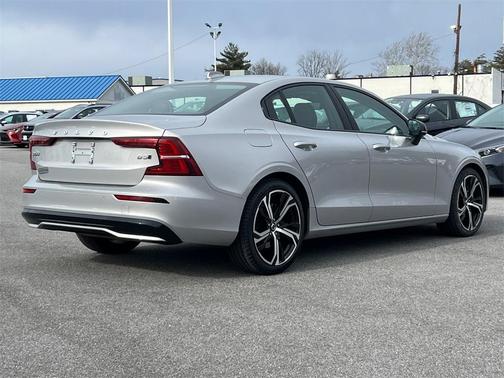 2024 Volvo S60 B5 Core Dark Theme