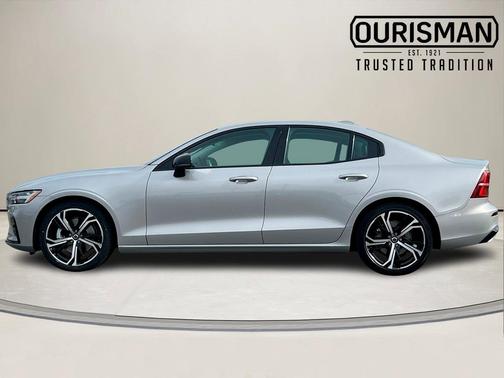 2024 Volvo S60 B5 Core Dark Theme