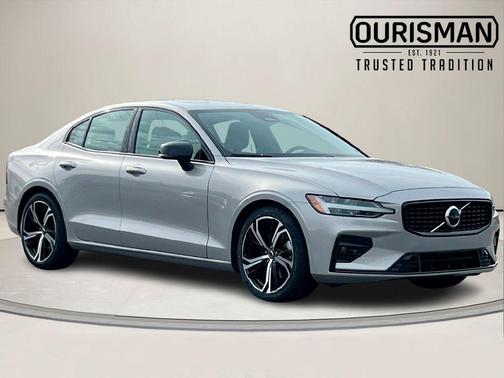 2024 Volvo S60 B5 Core Dark Theme