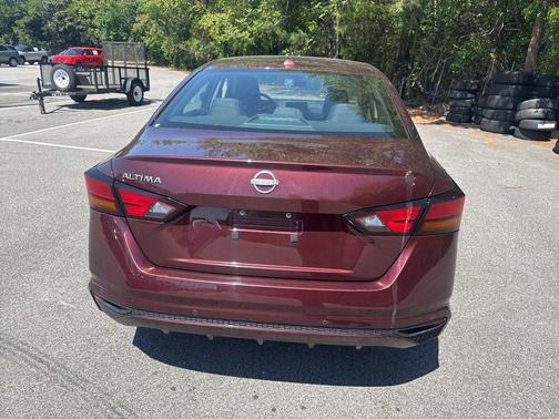 Garnet Pearl 2025 Nissan Altima SV