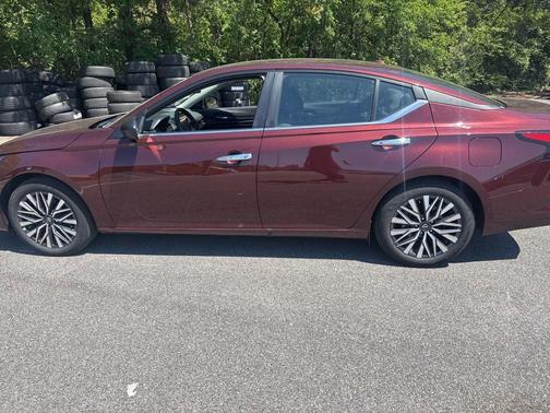 Garnet Pearl 2025 Nissan Altima SV