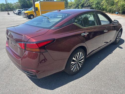 Garnet Pearl 2025 Nissan Altima SV