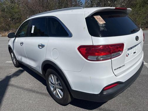 Snow White Pearl 2017 Kia Sorento LX