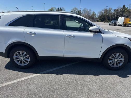 Snow White Pearl 2017 Kia Sorento LX