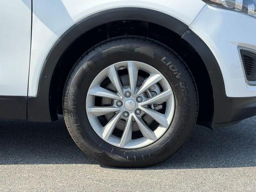 Snow White Pearl 2017 Kia Sorento LX