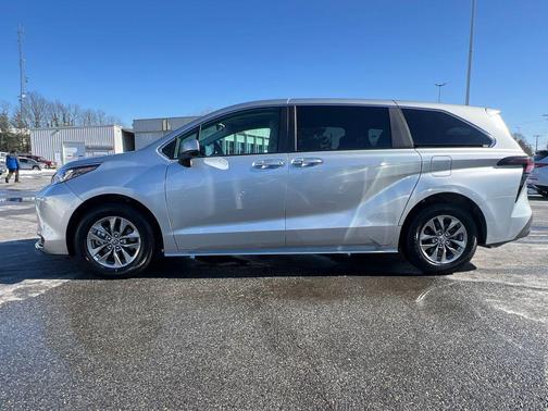 2024 Toyota Sienna LE