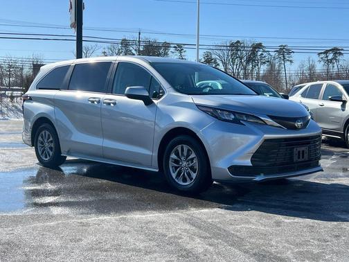 2024 Toyota Sienna LE