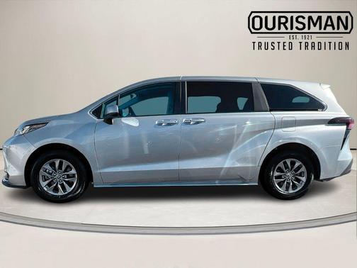 2024 Toyota Sienna LE